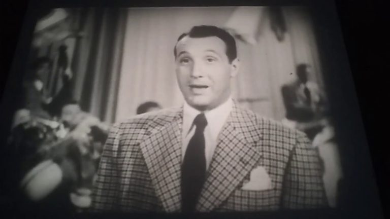 Frank Sinatra sings “Stardust” on the Lucky Strike radio show (1942)