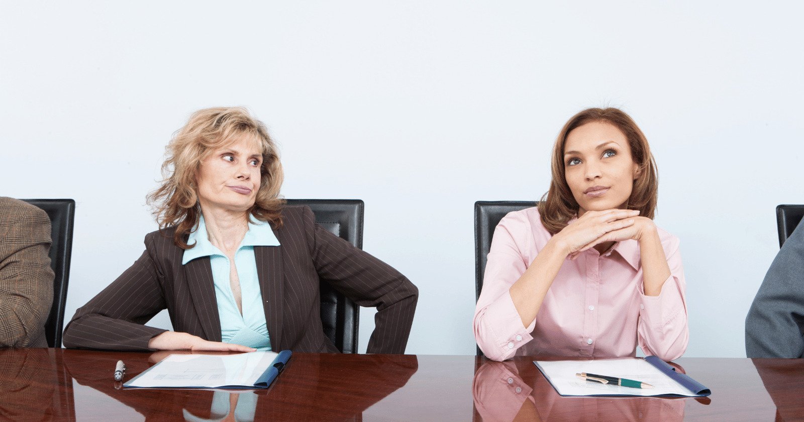 7 “Nice” Compliments That Secretly Hide Sharp Passive-Aggressive Zingers