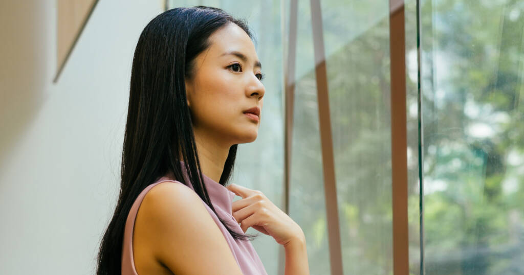 7 Surprising Behaviors of People Who Hide Their Deepest Loneliness from Everyone Around Them