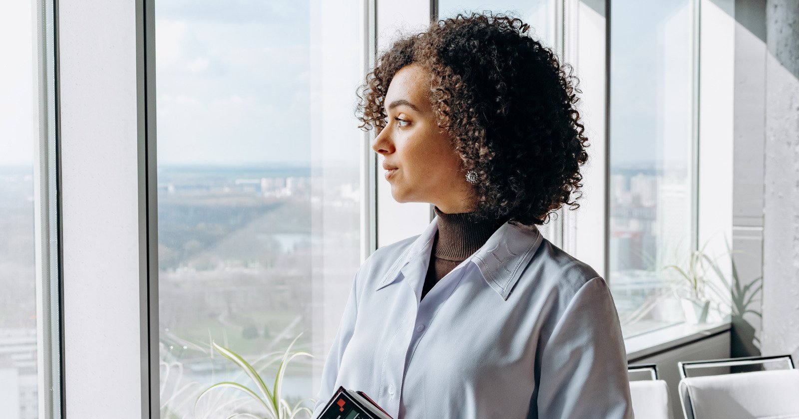 7 Surprising Signs Happy Women Use to Hide Crushing Loneliness, According to Psychology